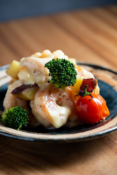 店主が中華の経験をいかして作り上げるエビマヨは、チーズたっぷりでワインと好相性