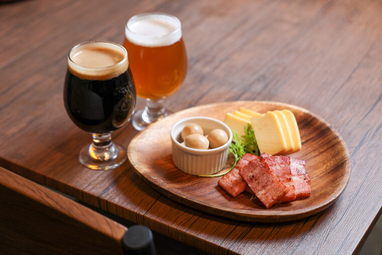 クラフトビール（1杯700円〜）と『燻製盛り合わせ』（1,000円）