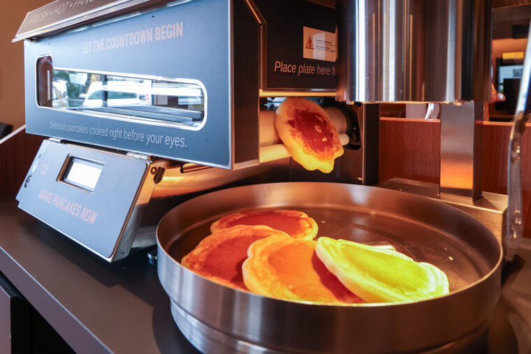 手をかざすと自動でパンケーキが出てくる！