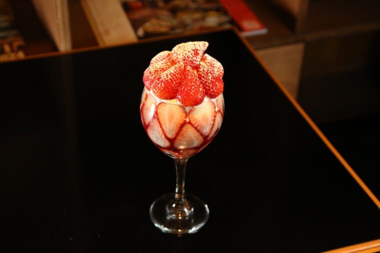 『NEWストロベリーパフェ』2,178円。ミニサイズとショコラバージョンもあります