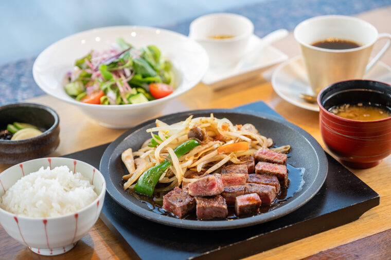 『鉄板ランチ』（4,070円・ 税サ込）。メインは『ダイスカットビーフステーキ』