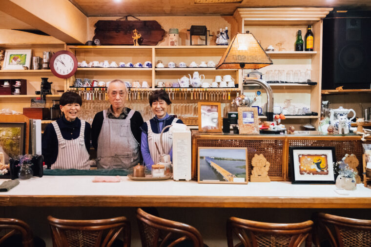 マスターの桑野真さん（中央）と奥様（右）、 友人の鈴木さん