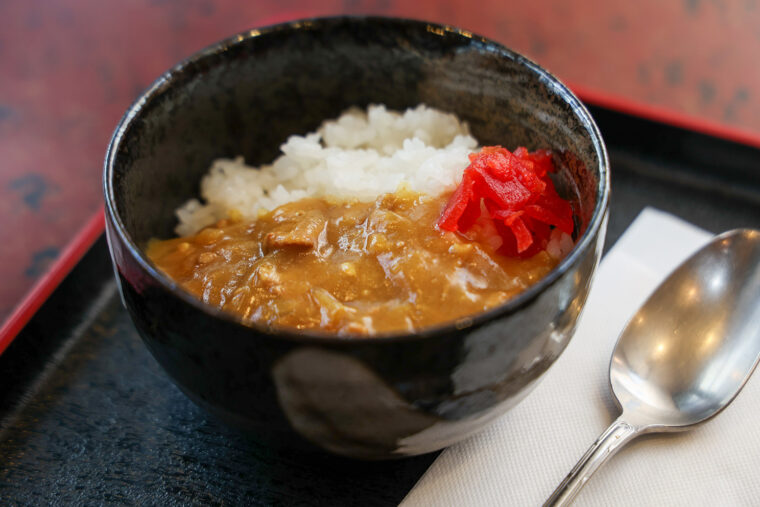 そばつゆのダシがきいた『カレー丼』はぜひ食べてほしい一品。単品780円で注文できます　