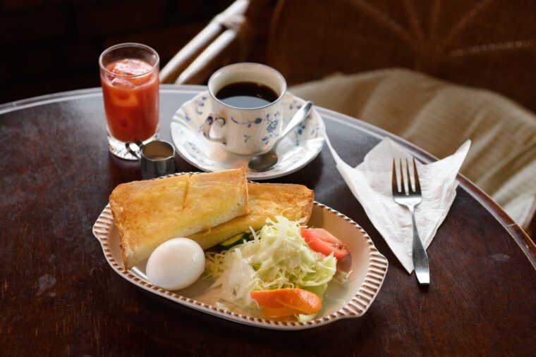 8～13時 提供の『モーニングセット』（730円）。トマトジュースは牛乳に変更可