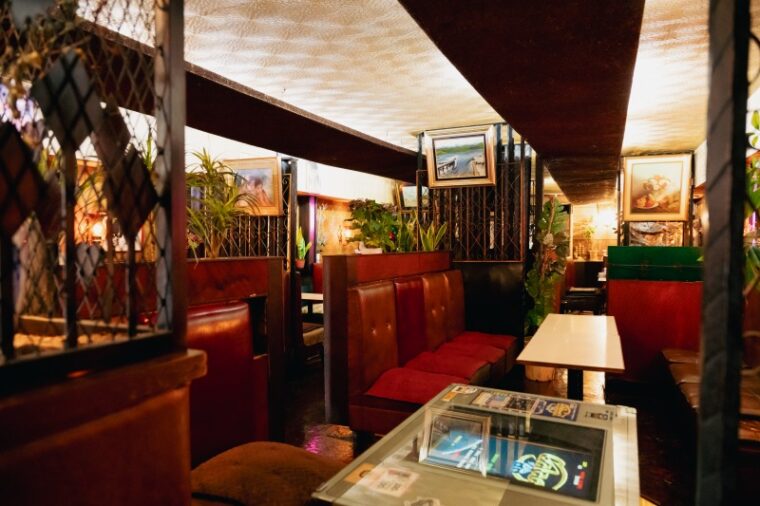 店内にある現役のテーブル筐体では、現在も100円でインベーダーゲームを楽しめる