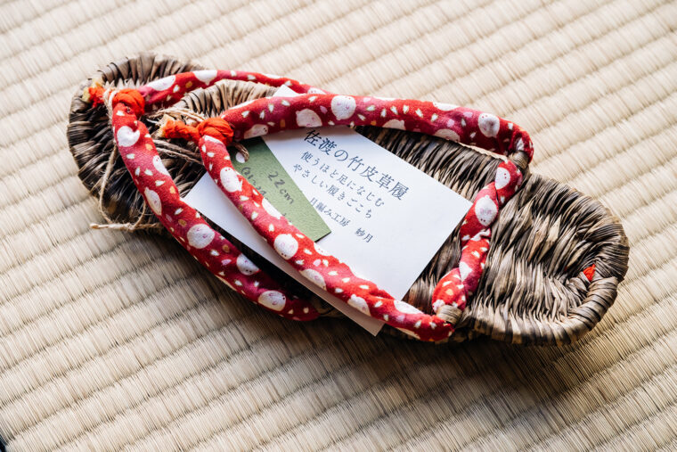 井上さんが佐渡産の真竹で丁寧に手編みする 『竹皮草履』。お土産にぜひ