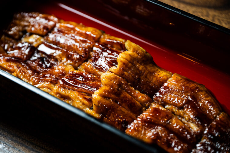 『うなぎ蒲焼』（6,000円）。蒸さずに焼くためカリッと香ばしく、ジュワッとあふれる脂もたまらない