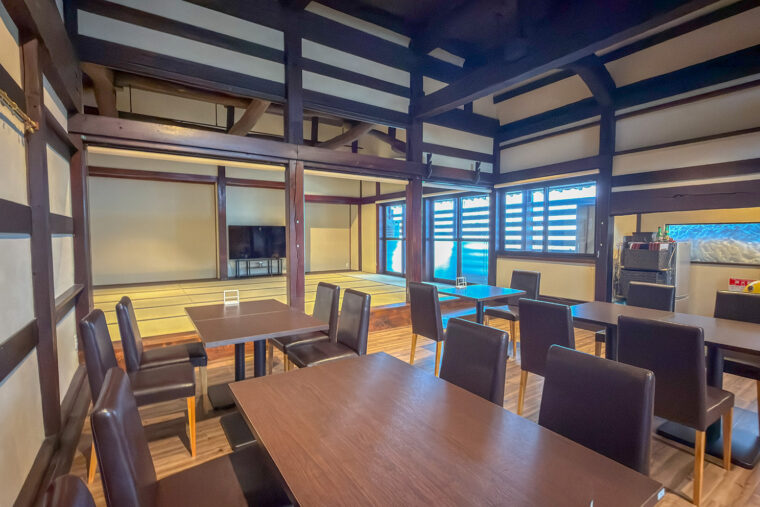 広々とした店内。奥にある座敷はイベントスペースとして使用している