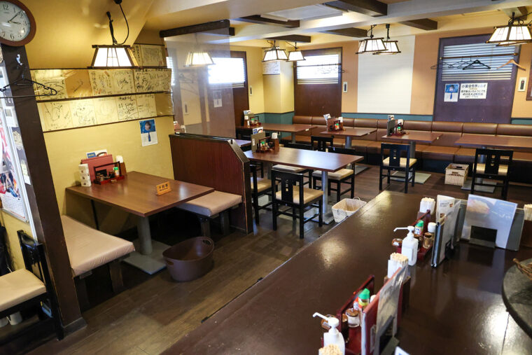 店内壁には県内外から訪れた著名人のサインが飾られています