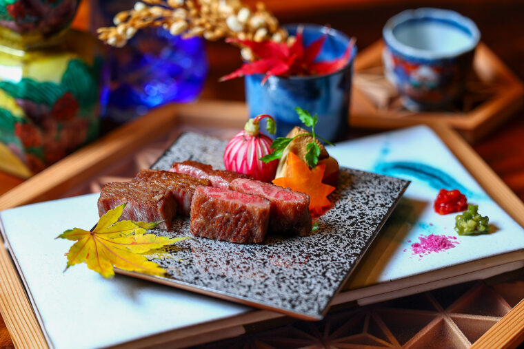 炭火で香ばしく、ジューシーに焼き上げた『新発田牛炭火焼き』（2,000円）