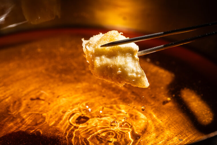 泡立て器を使って空気を含ませた衣は驚くほど軽く、食材本来のみずみずしさを際立たせる。素材の香りを引き出す特製油を使用