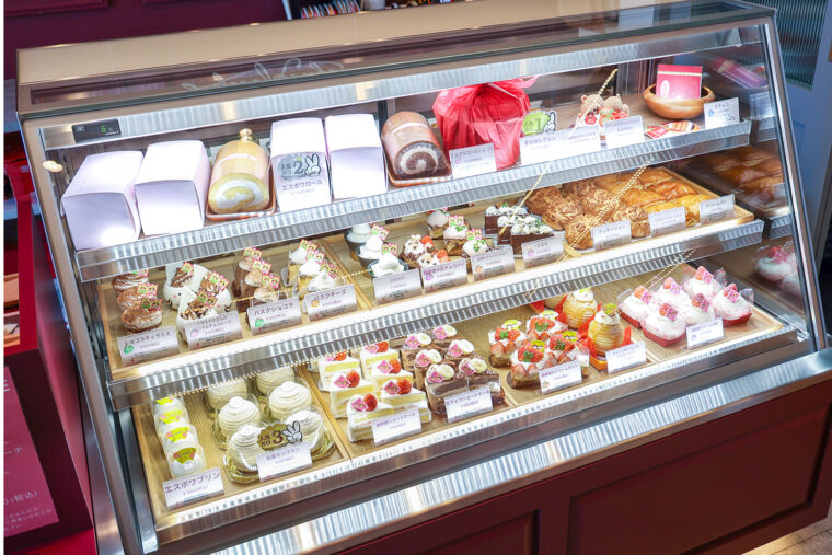定番から旬のフルーツを使ったものまで20種類ほどのケーキが揃う