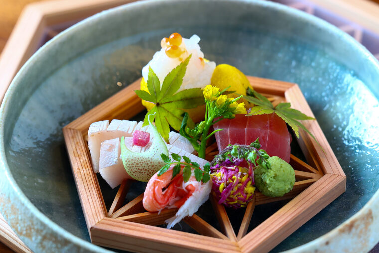 『本日の地魚お造り』（1人前1,300円〜）。厚切りで食べ応えも十分