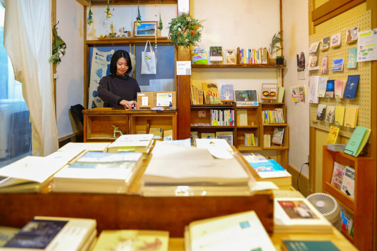 カウンター奥が店主の井上有紀さん