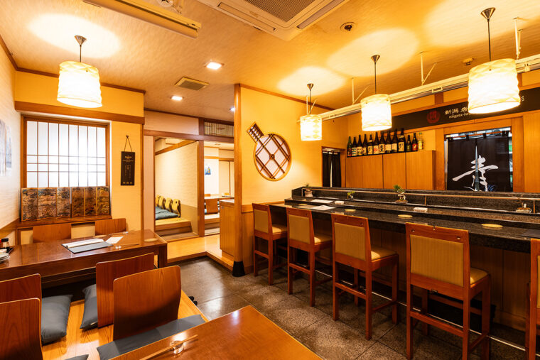 店内はカウンター席、 掘りごたつ、少人数から団体まで受け入れる個室で構成。席予約推奨