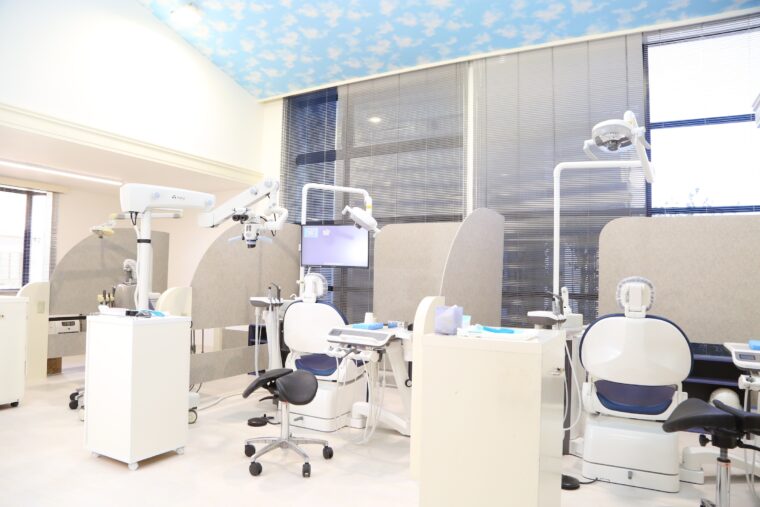 診療台は3台あり、天井は高く、雲のある青空の壁紙を採用し、清潔感ある造り