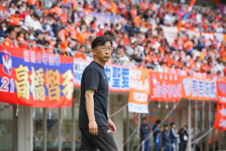 はしかわかずあき／1971年生まれ、佐賀県出身。大学まで選手としてプレーし、1995年から指導者の道へ。2023年7月からアルビレックス新潟レディースの監督を務める　©ALBIREX NIIGATA LADIES