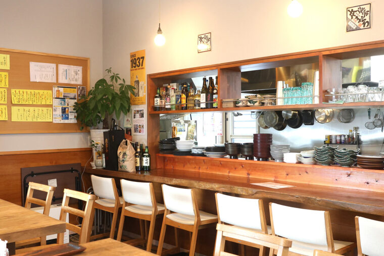 店内。カウンターとテーブル席があります