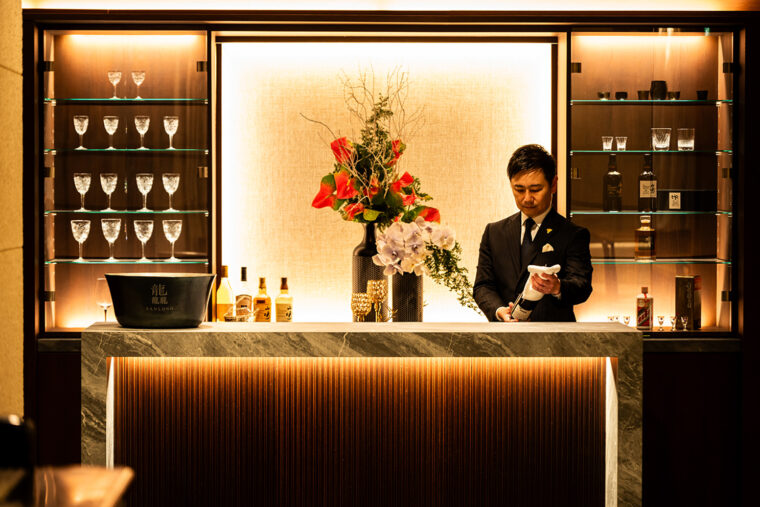 厳選したワインリストのなかから、ソムリエの相場さんがおすすめを提案