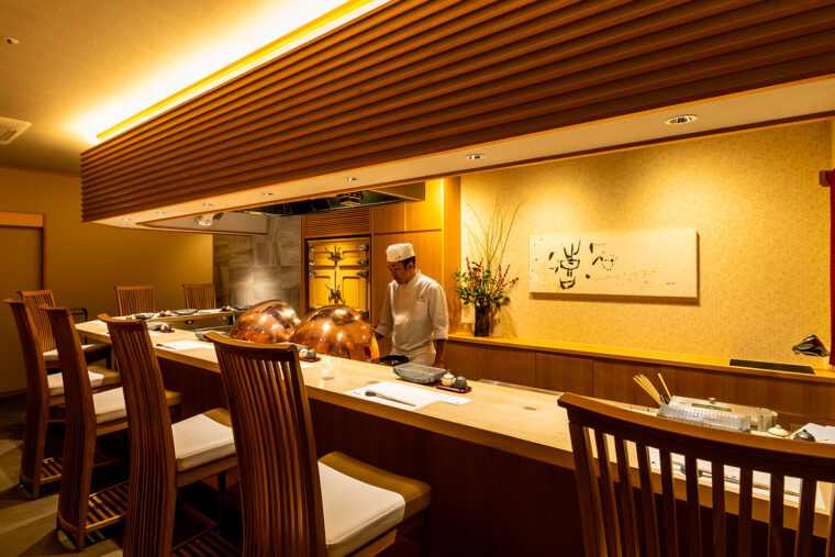 喧騒を忘れさせる落ち着いた雰囲気の店内。特注の銅製フードにより、油の跳ねる音、食材の揚がる音が心地よく反響します