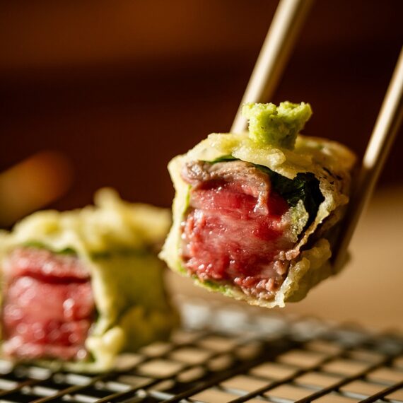 『シャトーブリアンの天婦羅』。ワサビか南蛮味噌を添えて召し上がれ