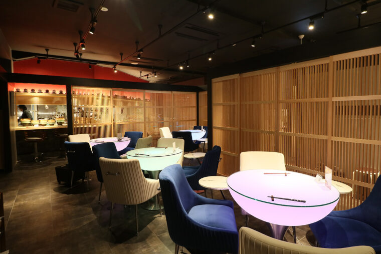 広々とした新店舗には、テーブル席や個室、カウンター席を用意しています。金色に輝く個室席は、お祝いの席にもおすすめです！