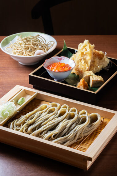 店長おすすめ『新潟 酒肴セット』（2,200円）。酒の肴とへぎそば、1ドリンクのセット。提供は17：00〜