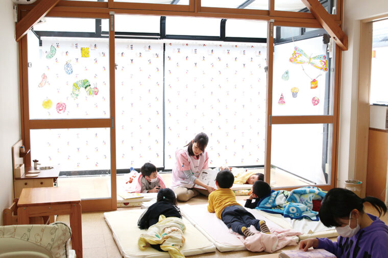 家や保育園にいる時と同じように遊びや昼寝の時間があります