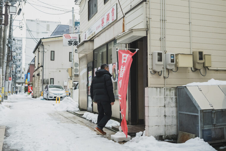 「店外の赤いのぼりが開店の合図。目掛けて来ます」と小倉さん