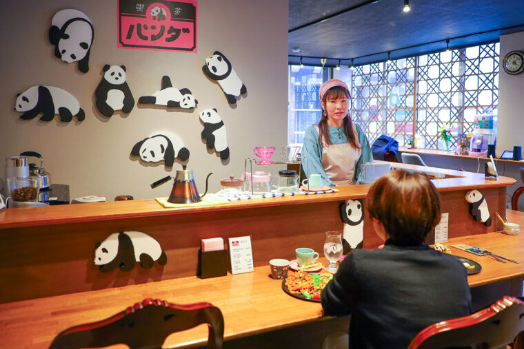 カウンターの中にいるのが店主のじゅんさん。店内もすべて手部の部員で作り上げたそう！