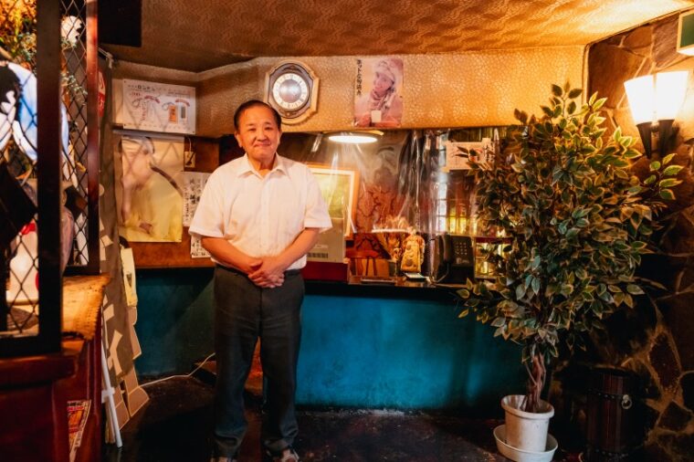 店主の吉野昌英さん。平日はひとりでお店を切り盛りする