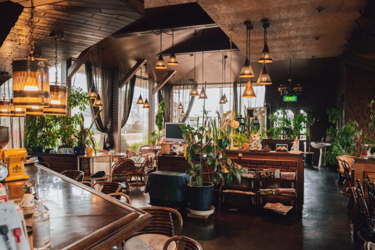 昭和を彷彿とさせるレトロな店内。なぜか入口がふたつある