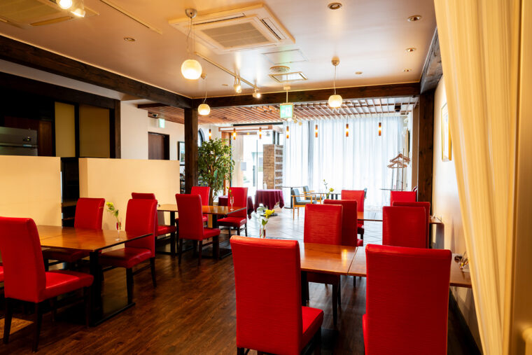 自然光が差し込む明るい店内は、初めてでも入りやすい雰囲気