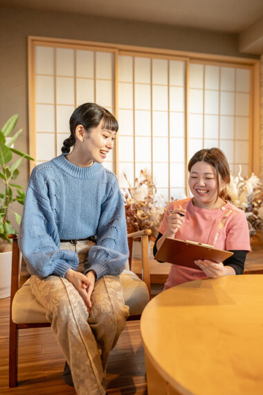 右がアロマセラピストの菅井千尋さん