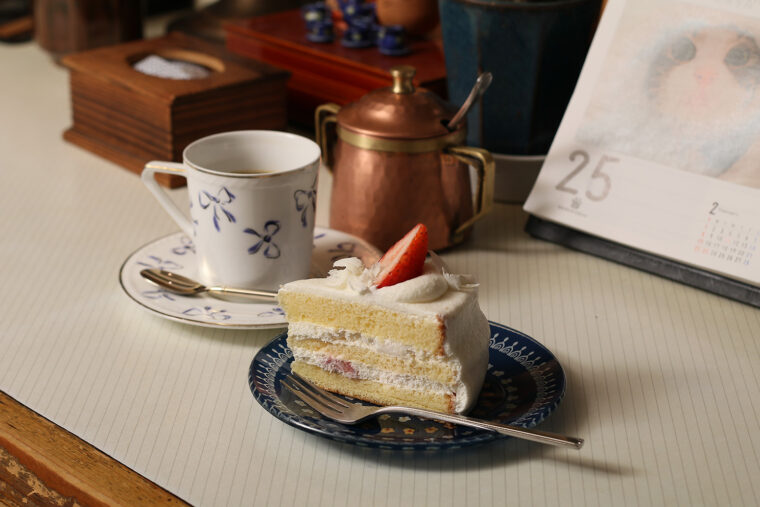 『苺のショートケーキ』（600円）と『ブレンドコーヒー』（480円）