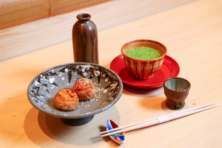 『弥次郎（やじろ）の芋田楽』（写真左）と『やわ肌ねぎの茶碗蒸し』。コースからの一例