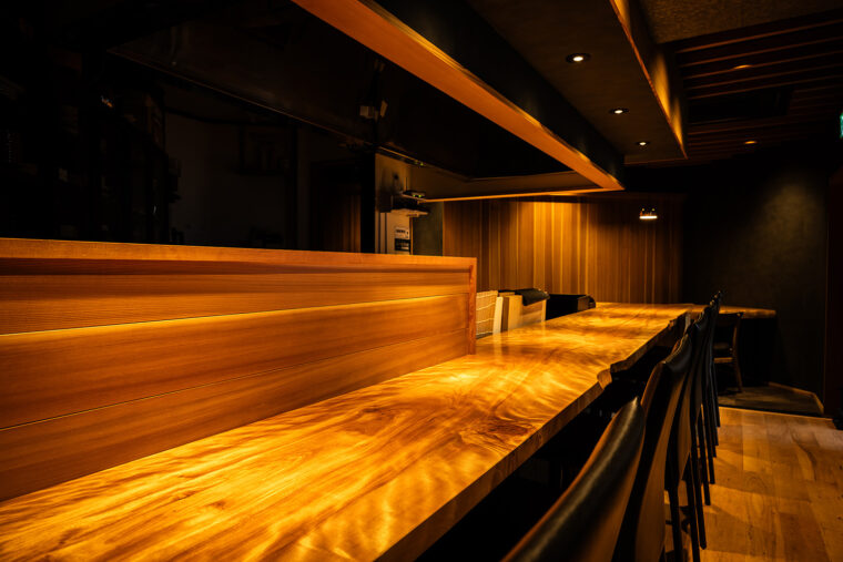 会食や接待にぴったりだが、ひとり飲みも大歓迎。人気店ゆえ予約が確実