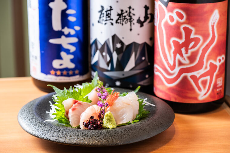 佐渡直送の魚介を盛り合わせた『佐渡鮮魚刺身三点盛り』（1,958円）