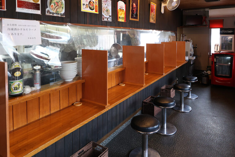 カウンター席、テーブル席、小上がり席で構成