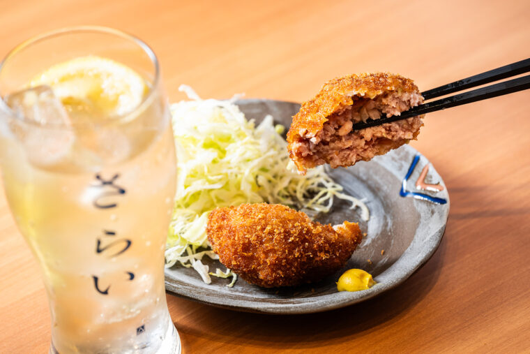 『名物メンチカツ』（480円）。ハイボールと一緒にどうぞ