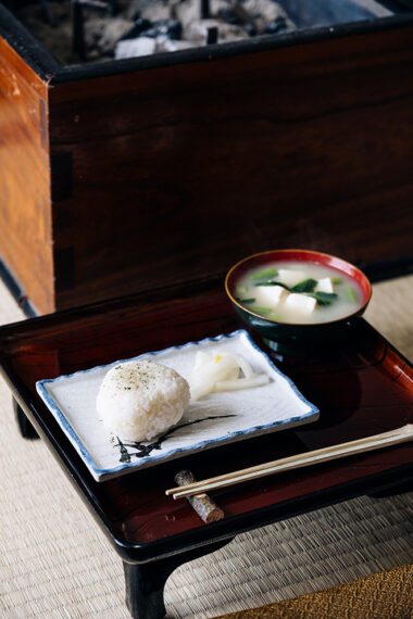 野草塩をのせたおむすびが主役の『一汁一菜おむすび 御膳』（700円）