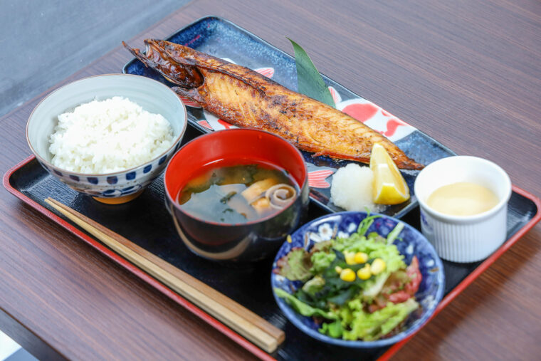 干物ブランド・伴助のサバがメインの『名物伴助さば定食』（1,200円）もおすすめ！