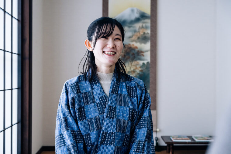 温かく迎えてくれた井上さん。「この京町通りで、昔のものと今のものをつなげていく活動ができたらうれしいです」と素敵な笑顔で話してくれたのが印象的でした！