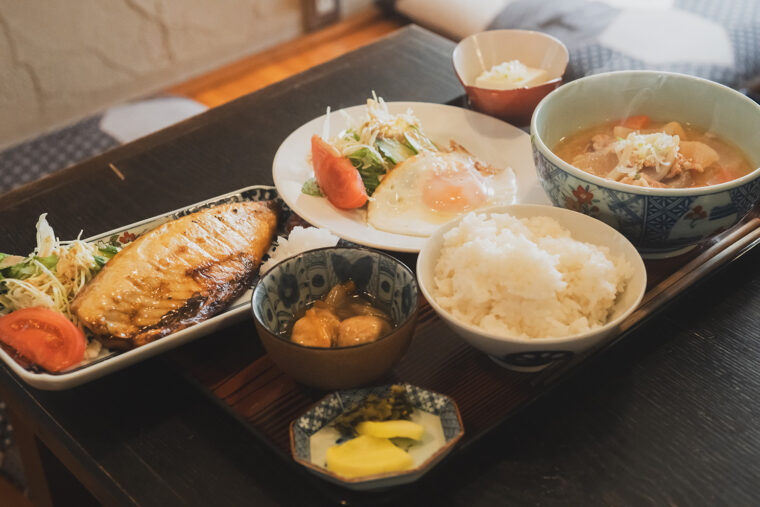 『サバの塩焼定食』（900円）。プラス100円で目玉焼きを追加。豚汁がある時はプラス100円で味噌汁を豚汁に変更できます