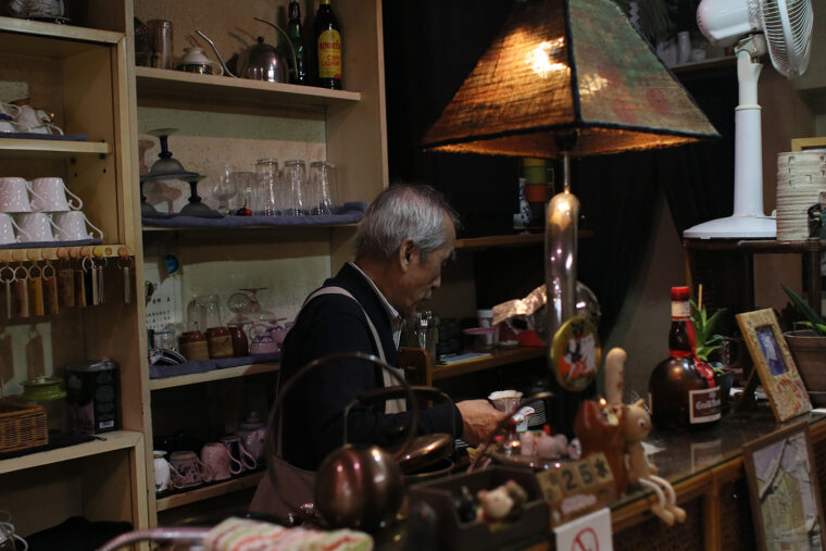 熟練の技が光る一杯をカウンター越しに待つ時間もいい