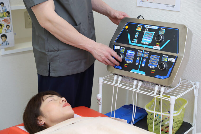 姿勢の乱れも老け顔の原因。美 容鍼と美容EMSを組み合わせることで、全身を整えます