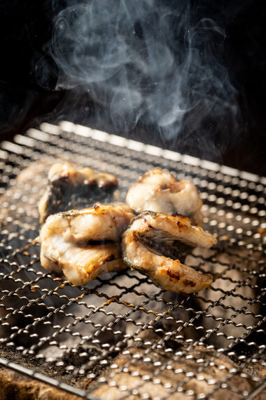 『鰻ぶつ塩』（6,000円）。味付けは塩のみ。うまみが凝縮された極上品