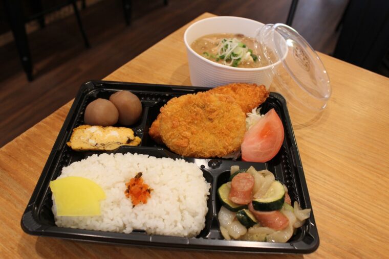 『日替わり弁当 豚汁セット』（1,000円）
