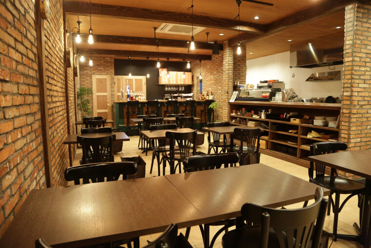 広々とした店内はカウンター席とテーブル席で構成　