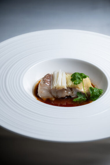 上品な味付けの『鮮魚の中華醤油蒸し』。丁寧な仕事が随所に施された一品